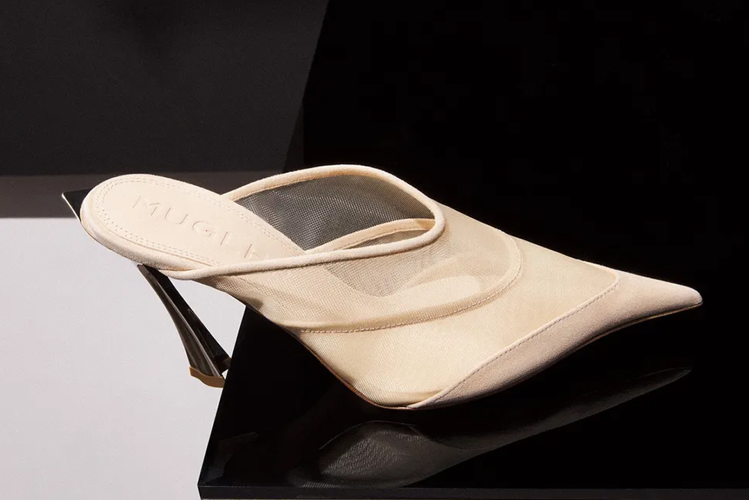 Apresentando a primeira série de calçados Mugler de Casey Cadwallader – “The Fang Heel”
